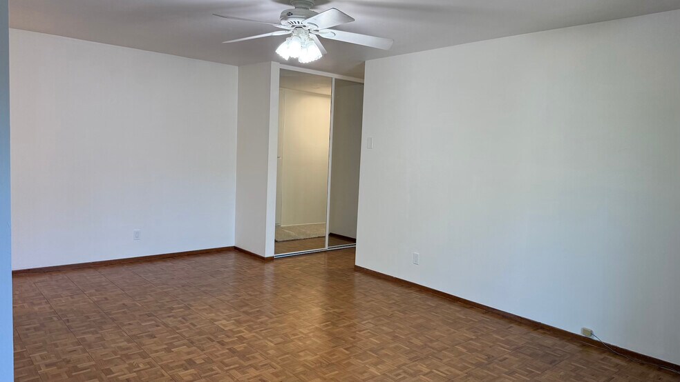 Living room with mirror closets - 88 Flynn Ave