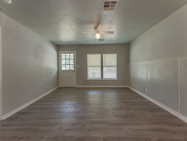 Building Photo - 3 Bedroom 1 Bath Home in Shawnee!