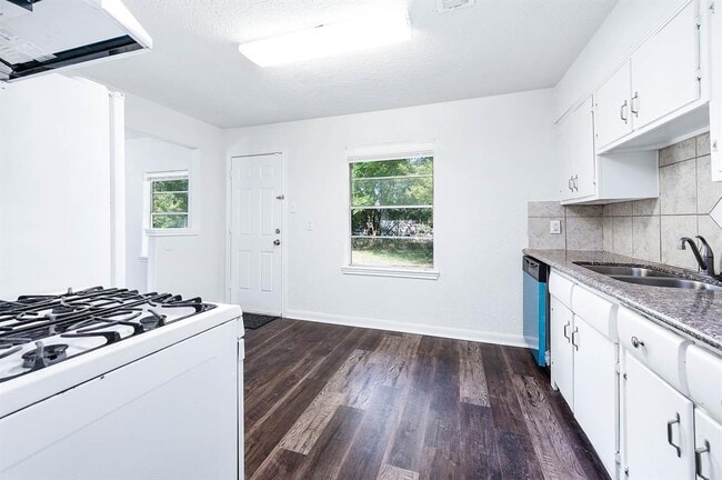 Building Photo - 5711 Lyndhurst Dr