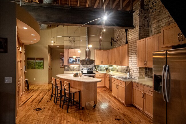 Kitchen - 111 Roberts St N