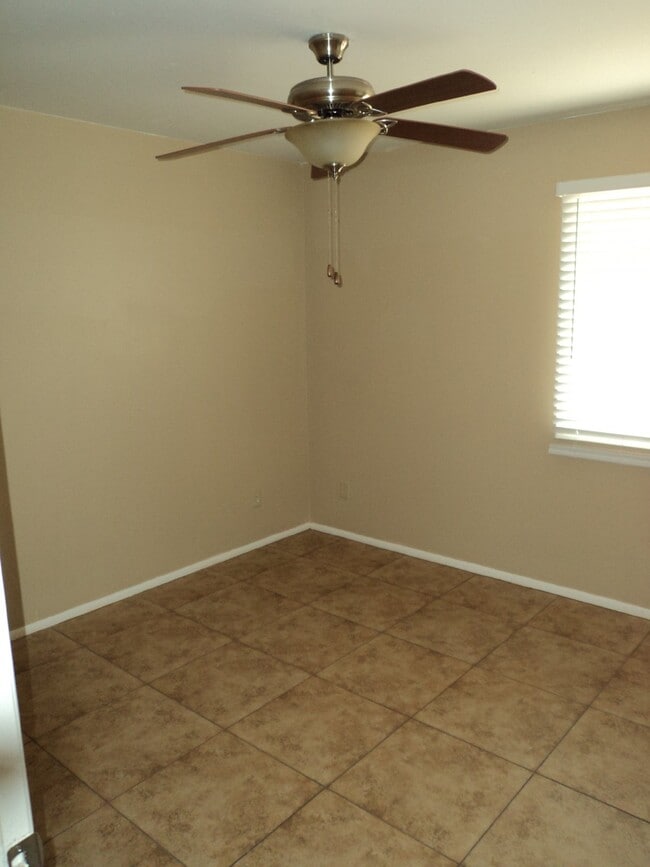 Building Photo - Freshly painted and ready for new occupant...