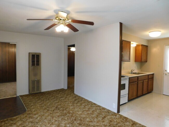 Building Photo - Cute 2 bedroom 1 bath duplex in El Dorado,...