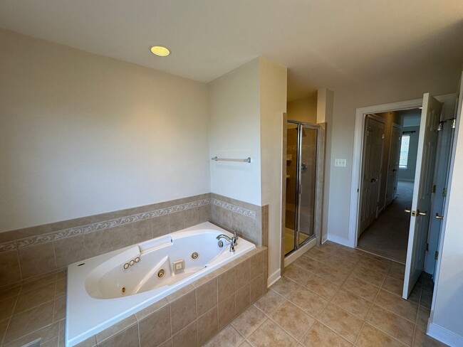 Building Photo - Lovely 4 bedroom townhome in Villages of F...