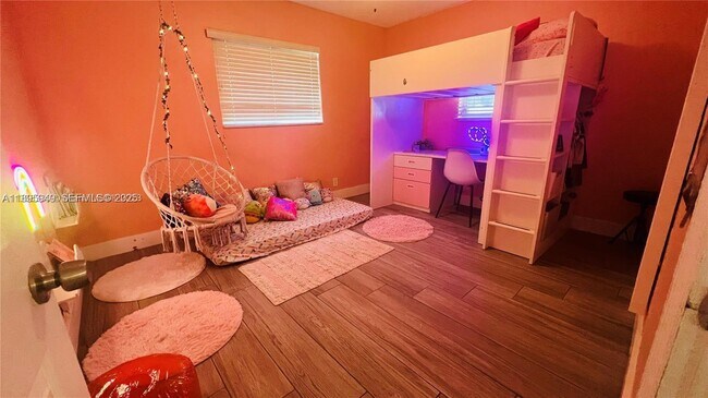 Building Photo - 911 N 14th Ave