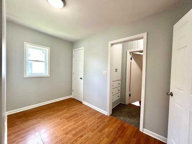 Building Photo - Spacious 4-Bedroom Home Near College Hill & Highland Park