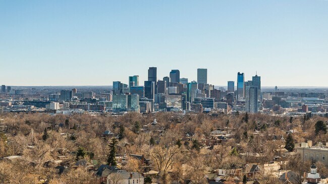 Building Photo - Charming 3 Bedroom Townhome in Highlands Neighborhood