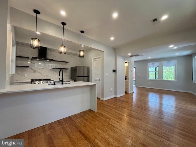 Building Photo - 327 Whittier St NW