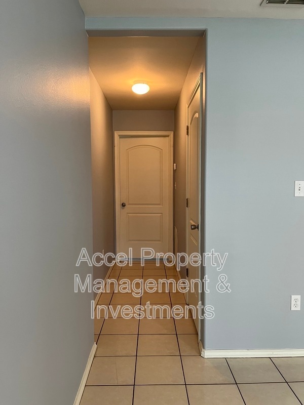 Building Photo - 1522 W Nolana Ave