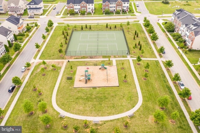 Building Photo - 240 Davis St