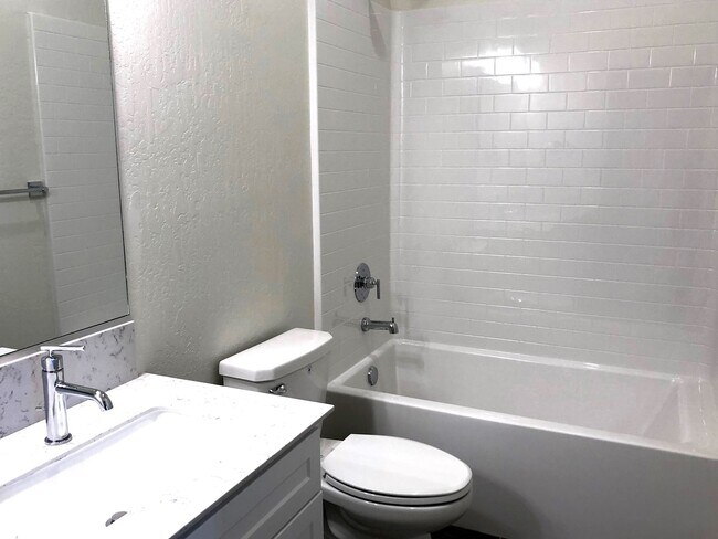 Building Photo - $2,695 Ashlan & Armstrong, 4 Bedroom - E. ...
