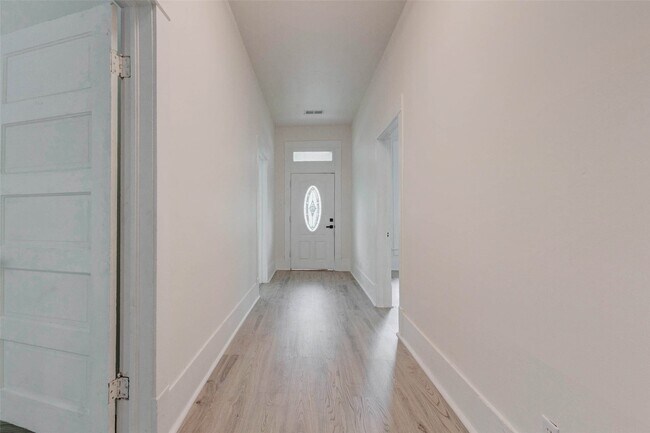 Building Photo - 1302 Ross St