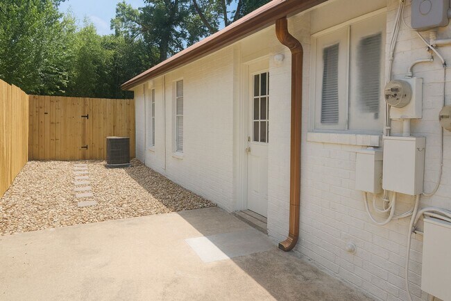 Building Photo - What a deal! a 3 bed house 5 min from DT a...