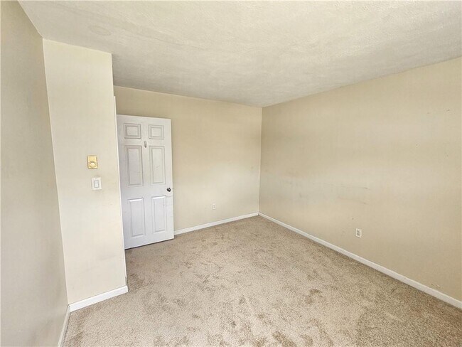 Building Photo - 200 Manville Hill Rd