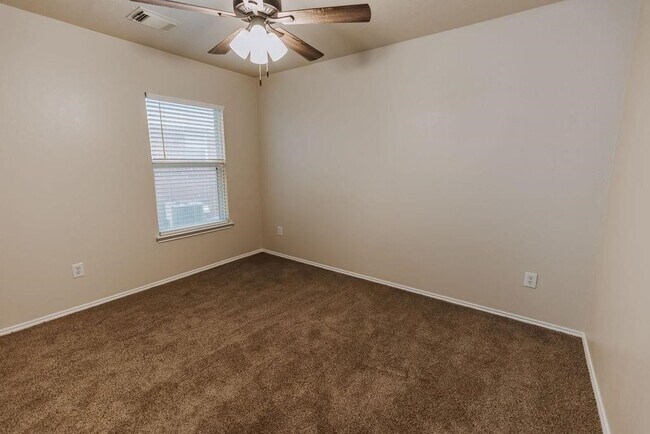 Building Photo - 11818 Canyon Falls Dr