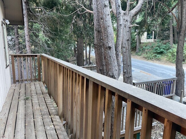 Building Photo - Fabulous mountain retreat freeway close!