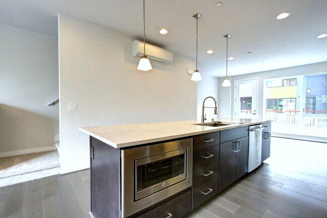 Building Photo - 3Bd/2.75Ba Seattle Townhouse