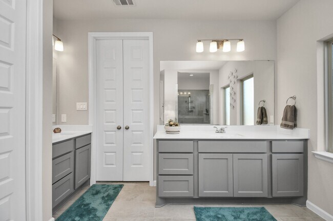 Building Photo - 5043 Morrison Dr