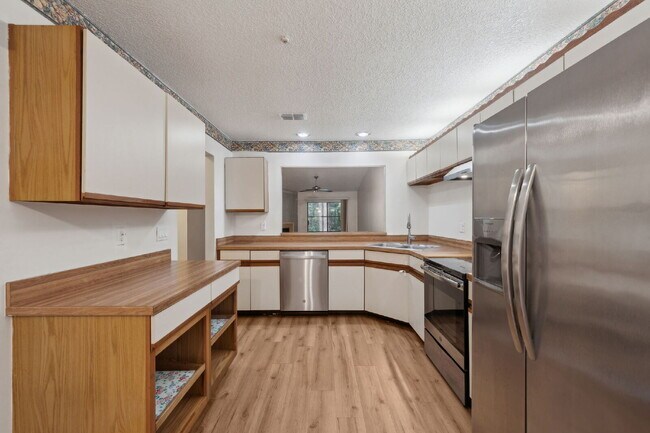 Building Photo - Charming Townhouse Retreat for Rent!