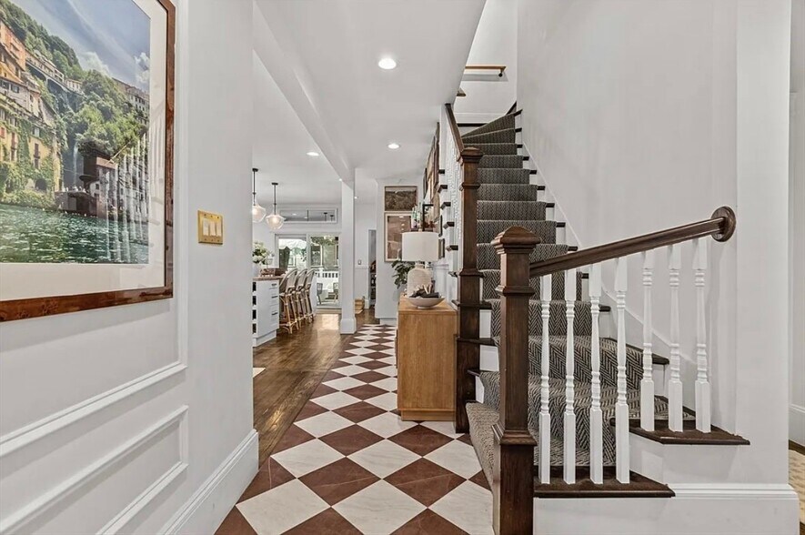 Building Photo - 60 Roslin St