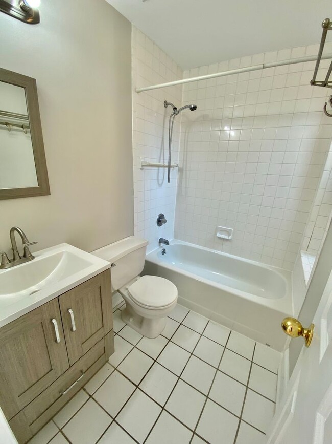 Building Photo - Chic Shaw Townhouse 2bd/2.5 bath with Deco...