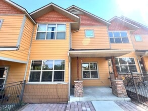 Building Photo - Beautiful 3 Bed 2.5 Bath Town House With A...
