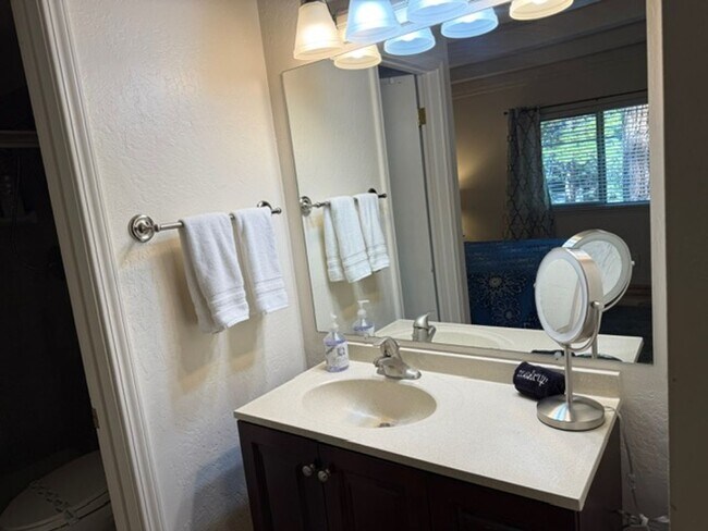 Building Photo - Centrally located townhouse in Incline Village