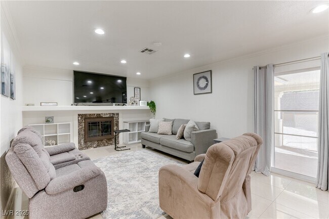 Building Photo - 2121 Rosanna St