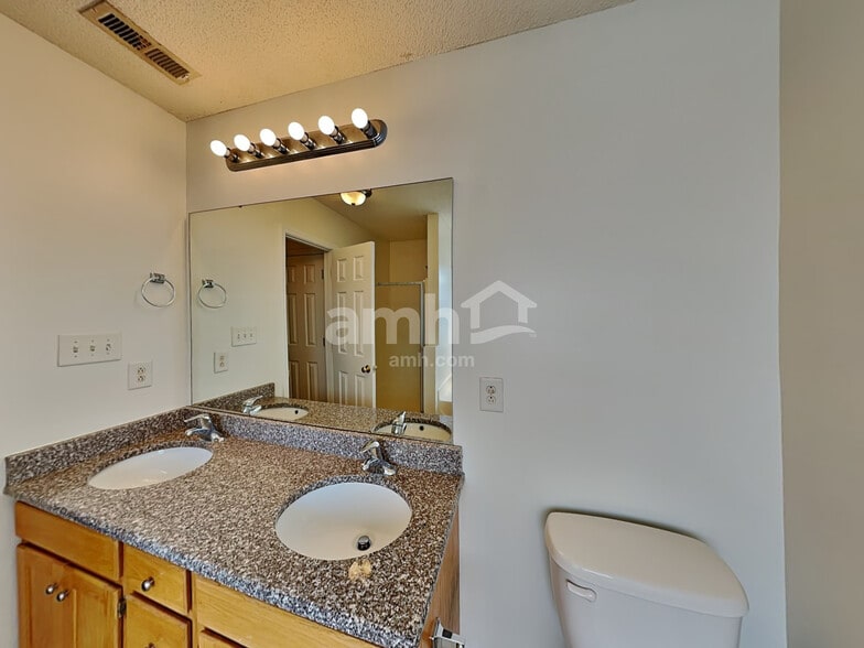 Building Photo - 8820 Cornwall St