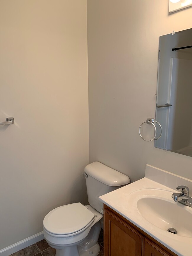 Building Photo - 3 BR 2.5 Bath Townhouse