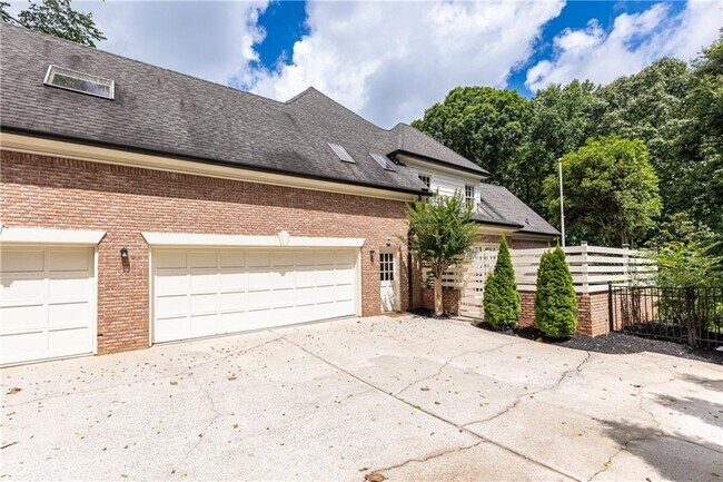 Building Photo - 9360 Nesbit Lakes Dr