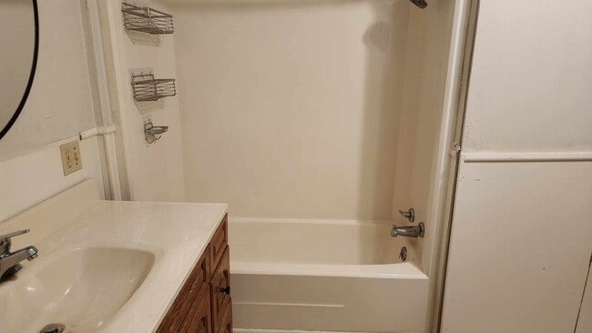 Building Photo - 1613 W Noble Ave