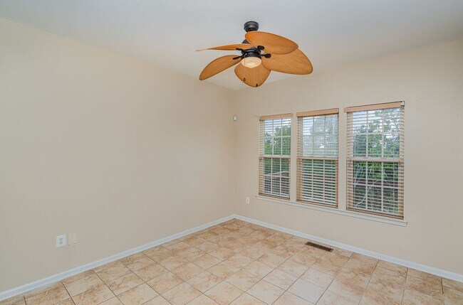 Building Photo - NORTH STAFFORD WELL MAINTAINED TOWNHOME FOR RENT