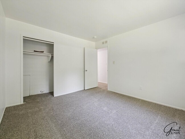 Building Photo - $1450 3 bedroom ranch