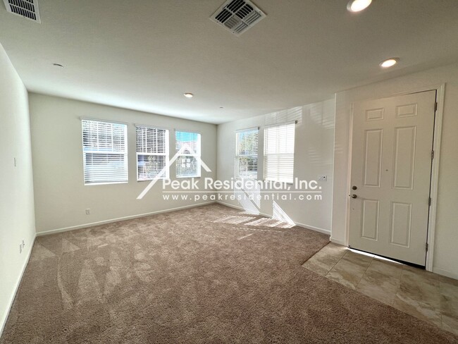 Building Photo - Brand New Citrus Heights 4bd/3ba Home with 2 Car Garage