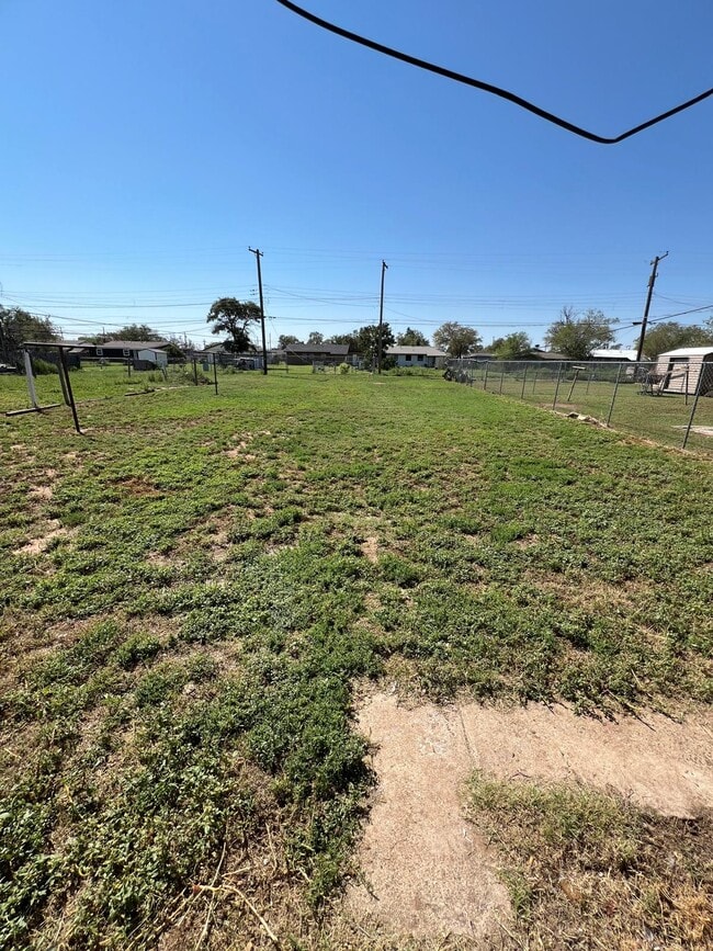 Building Photo - 2410 E 7th St