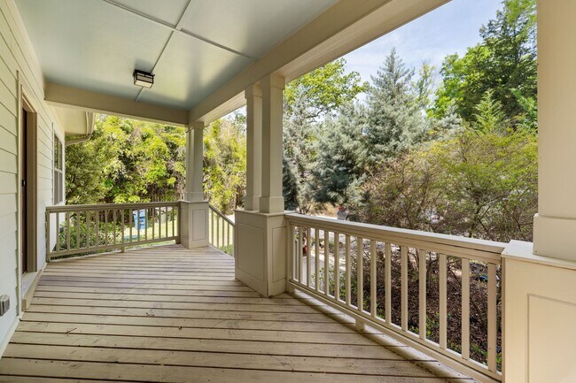 Building Photo - Delightful 3 bed, 2.5 Bath in the Heart of...