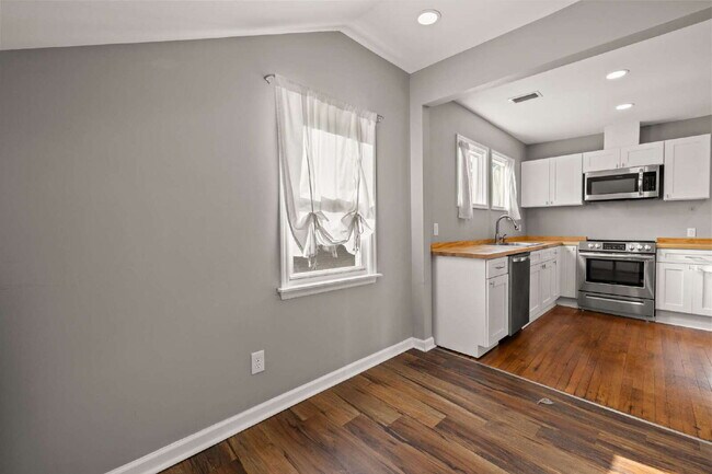 Building Photo - Renovated 3 Bed • 1.5 Bath Upstairs Unit -...