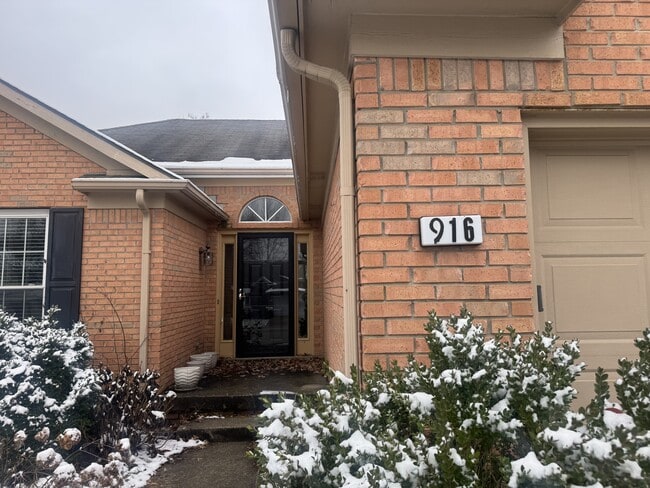 Building Photo - 916 Palomino Ln