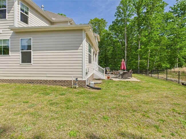 Building Photo - Stunning 5 Bedroom 4.5 Bathroom Located in...