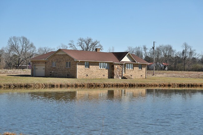 Building Photo - Brick Home in Dresden with Stunning Backya...