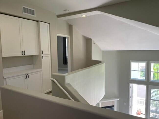 Building Photo - Fabulous Montebello condo, walk/bike to Ap...
