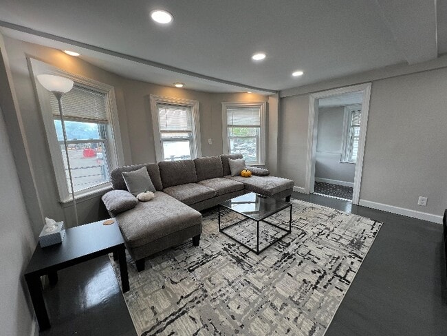 Building Photo - 14 Lathrop St