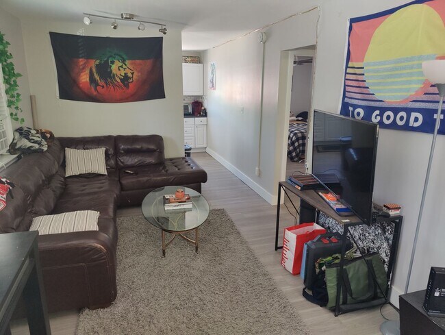 Building Photo - Cozy 2 bed, 1 bath in Central Boulder.