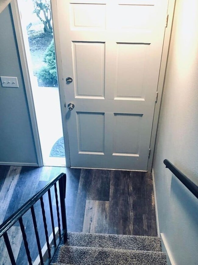 Building Photo - Townhouse in Desirable University Place Ne...