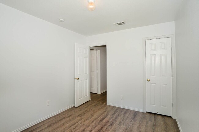 Building Photo - Comfort and Convenience of 3BD/2BA Duplex in Fort Worth!