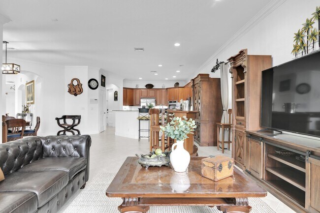 Building Photo - 10703 Versailles Blvd