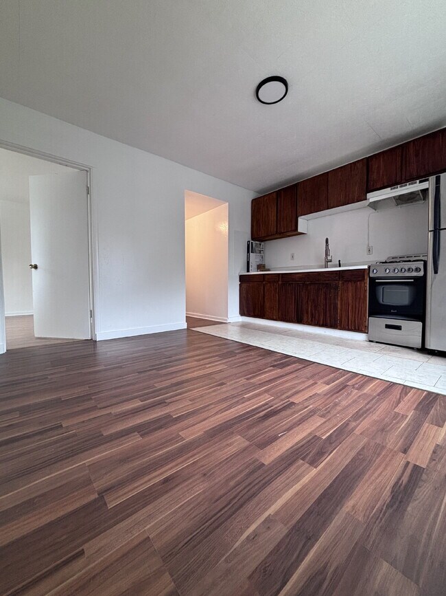 Building Photo - 718 S Yakima Ave
