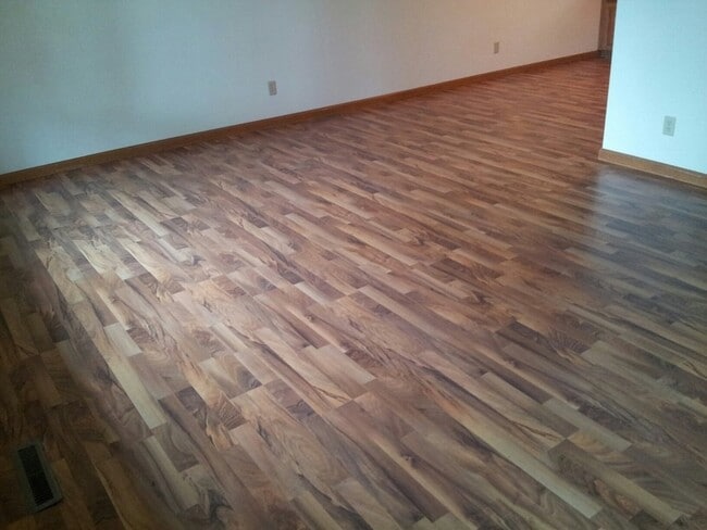 Building Photo - 423 W 2nd Pl