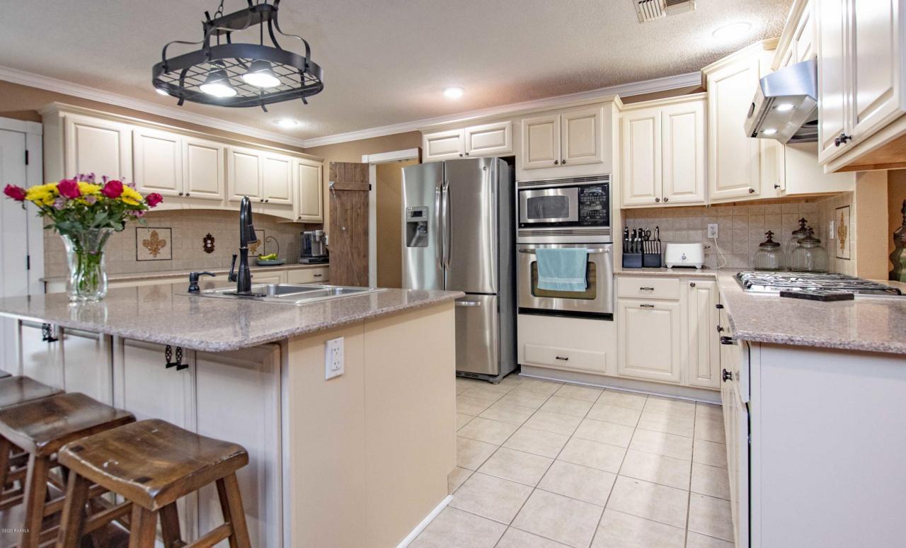Kitchen - 210 N William Dr