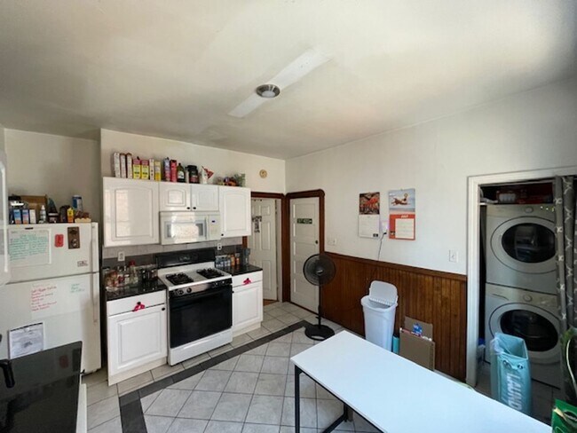 Building Photo - Don't miss out on this 3 bed 1 bath